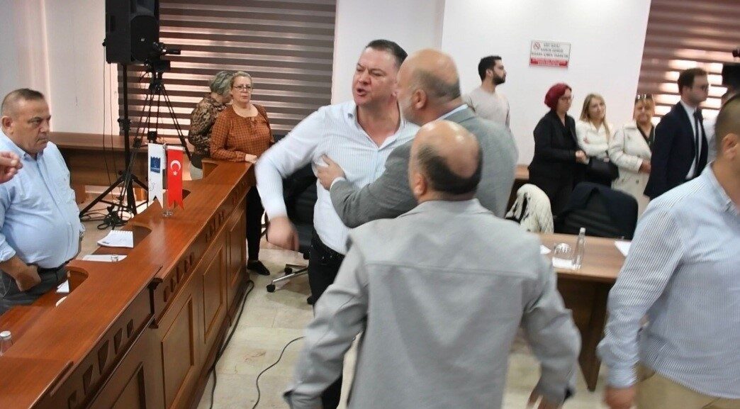 Kuşadası Belediyesi'nde yapılan meclis toplantısında, Başkan Ömer Günel gergin anları