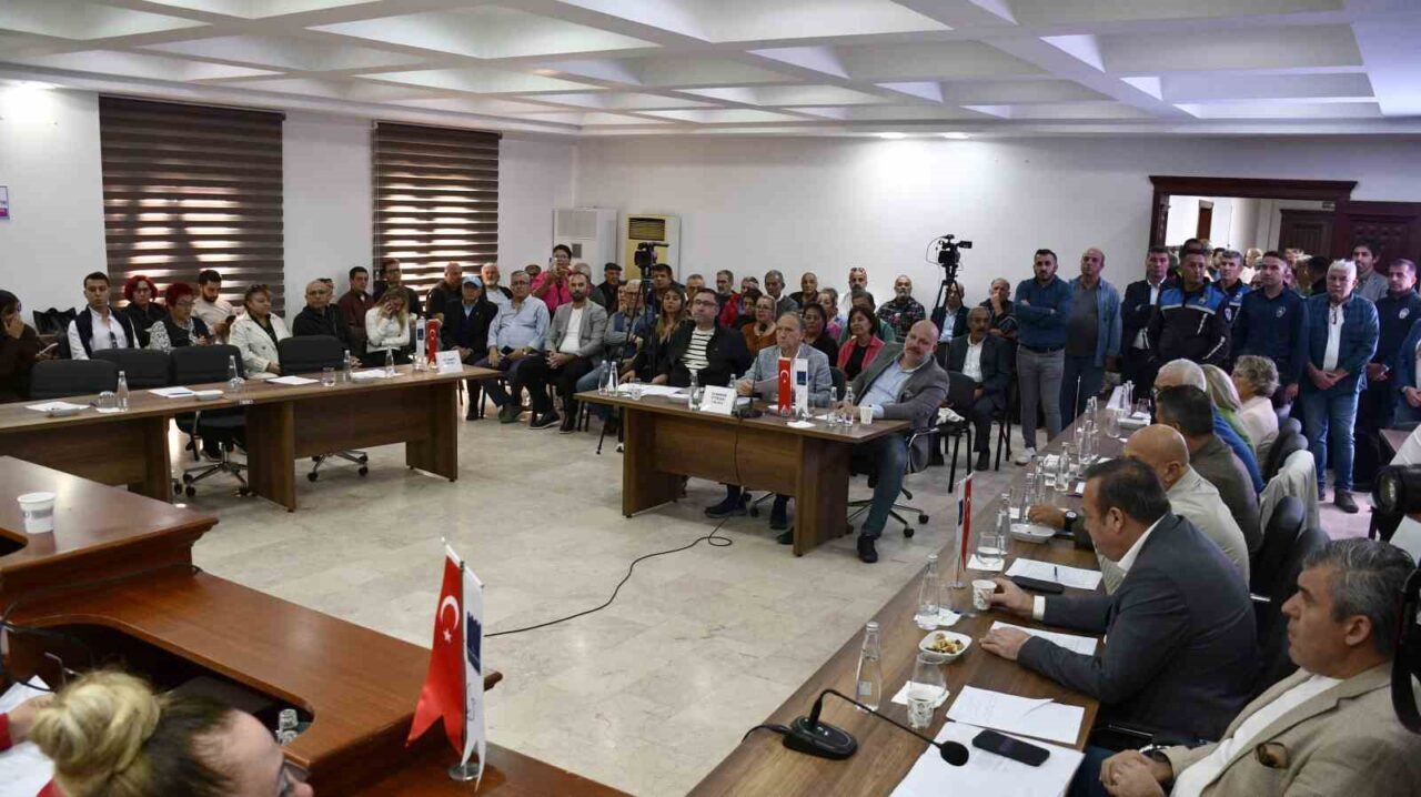 Kuşadası Belediye Başkanı Ömer Günel, Davutlar Ek Hizmet Binası'ndaki meclis