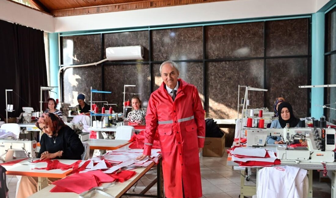 Kepez Belediye Başkanı Kocagöz, Kadın Emeği ile Büyüyen Tekstil Atölyesini Ziyaret Etti ve Ürünleri Test Etti Kepez Belediye Başkanı Mesut Kocagöz, tekstil atölyesini ziyaret ederek kadın
