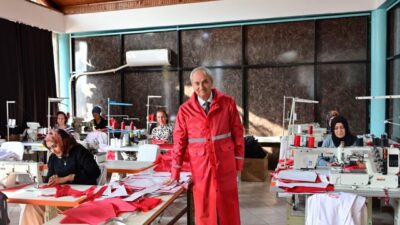 Kepez Belediye Başkanı Mesut Kocagöz, tekstil atölyesini ziyaret ederek kadın