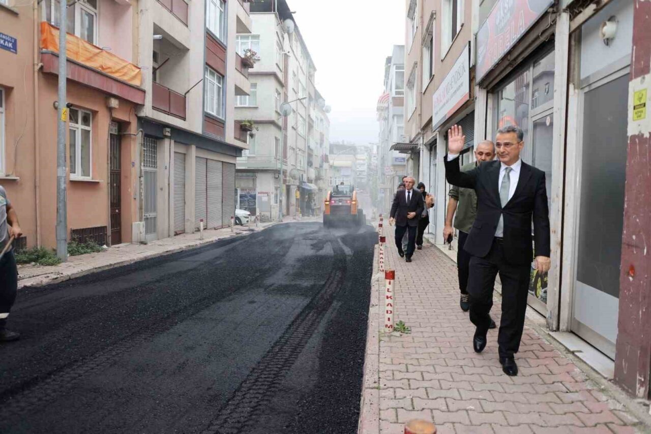 İlkadım Belediye Başkanı İhsan Kurnaz, ilçedeki yol yapım çalışmalarını yerinde