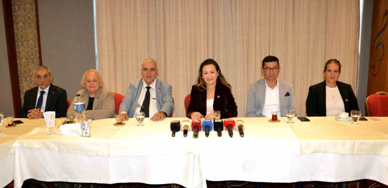 CHP Manisa İl Başkanı İlksen Özalper, kongre sonrası düzenlediği basın
