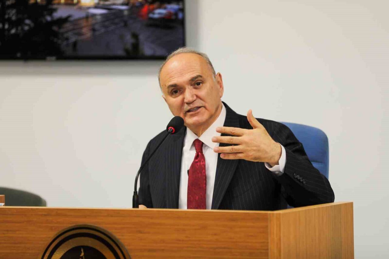 Düzce Belediye Meclisi toplantısında, Başkan Dr. Faruk Özlü, şehrin geleceğini