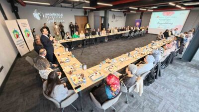 Başiskele Belediye Başkanı Yasin Özlü, kadın eğitmenlerle bir araya gelerek,