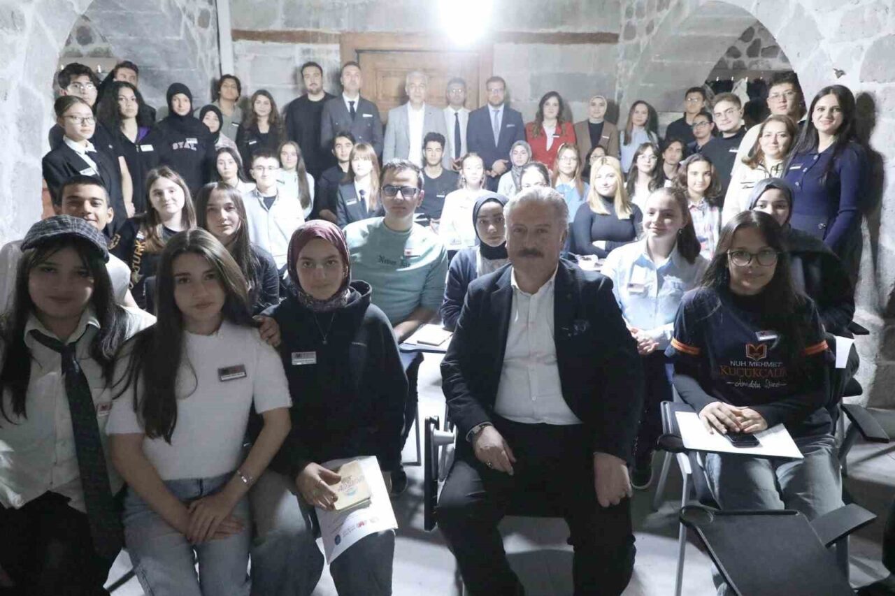 Kayseri'de Mektep Melikgazi Sosyal Bilimler Okulu'nda öğrencilerle bir araya gelen