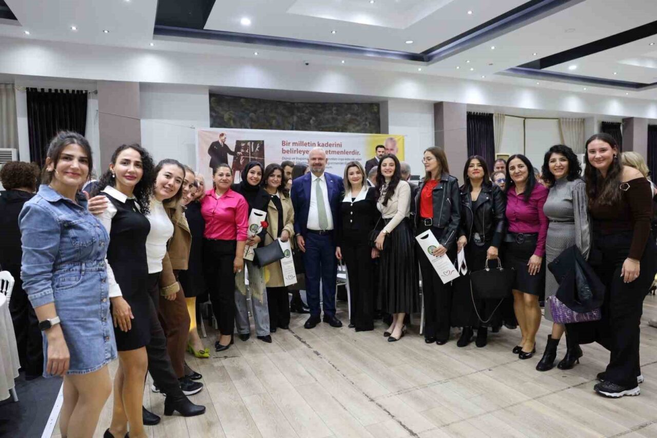 Menemen Belediyesi, Öğretmenler Günü'nü düzenlediği etkinlikle kutladı. Başkan Aydın Pehlivan,