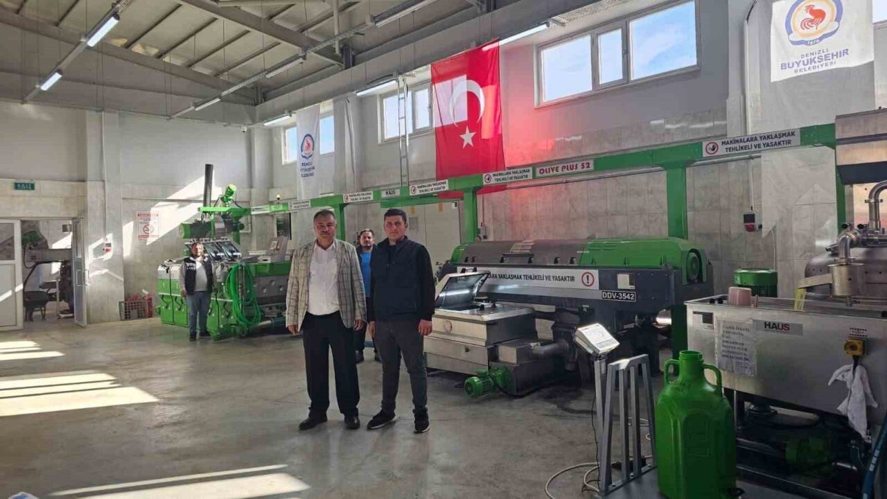 Denizli'nin Beyağaç ilçesinde zeytinyağı üretim sezonu açıldı. Beyağaç Belediye Başkanı