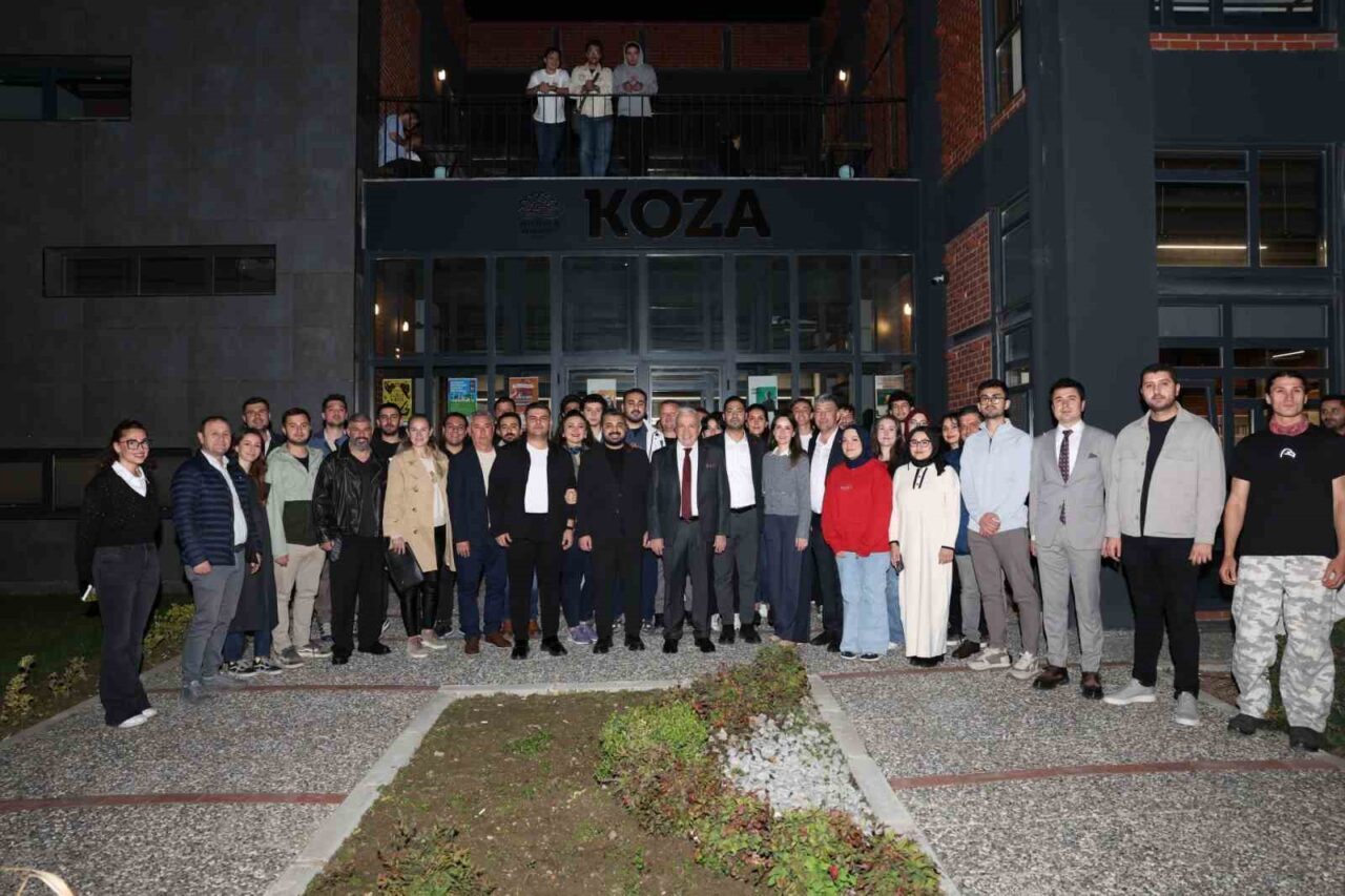 Başkan Şadi Özdemir, üniversite öğrencilerine moral vermek için Koza Kütüphane’yi ziyaret etti