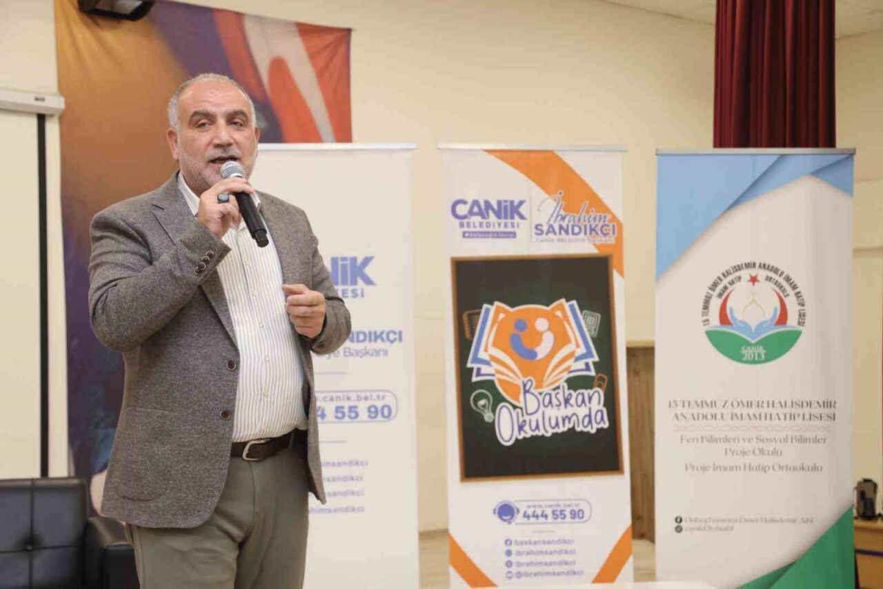 Canik Belediye Başkanı İbrahim Sandıkçı, burs desteği sağladıklarını belirterek, öğrencilerin
