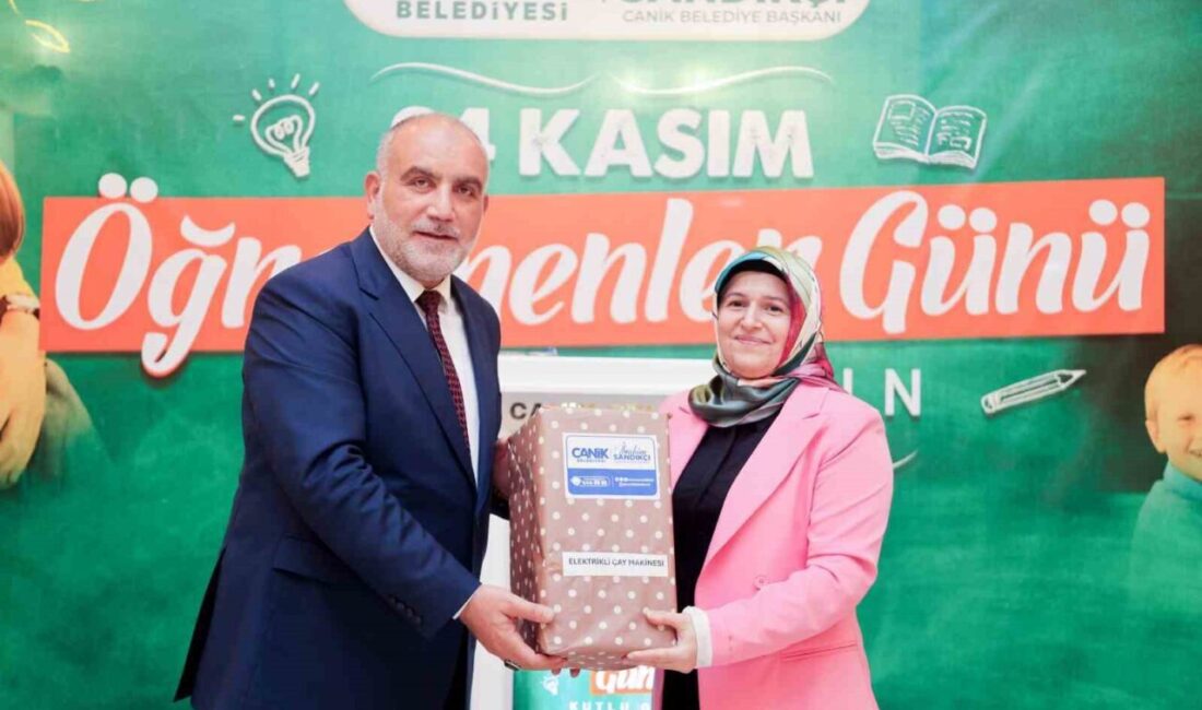 Canik’te Öğretmenler Günü Kutlamaları: Başkan Sandıkçı’dan Hediye Güneydoğu Turu Samsun Canik Belediye Başkanı İbrahim Sandıkçı, 24 Kasım Öğretmenler Günü’nde