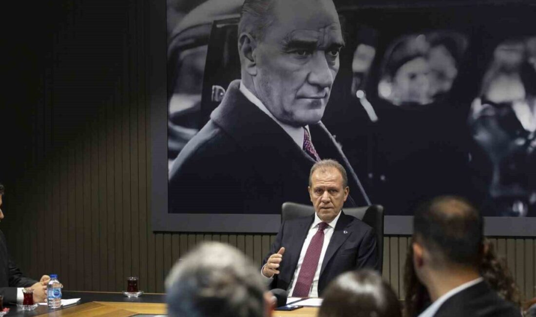 Mersin’deki Öğretmenler Günü Etkinliğinde Başkan Seçer, Eğitimin Gelecekteki Rolü Üzerine Değerlendirmelerde Bulundu Mersin Büyükşehir Belediye Başkanı Vahap Seçer, 24 Kasım Öğretmenler Günü'nde