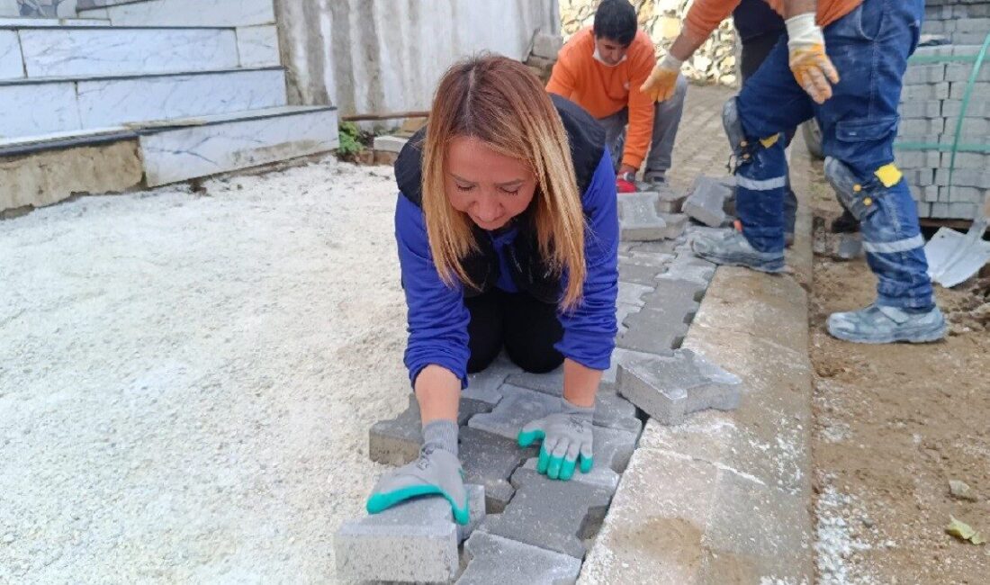 Pazaryeri’nde Başkan Tekin, Parke Taşı Döşeyerek Çalışmalara Katıldı Bilecik'in Pazaryeri ilçesinde, Belediye Başkanı Zekiye Tekin, parke taşı döşeyerek