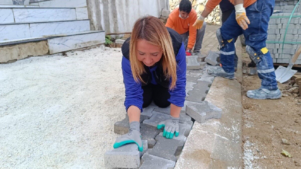 Bilecik'in Pazaryeri ilçesinde, Belediye Başkanı Zekiye Tekin, parke taşı döşeyerek