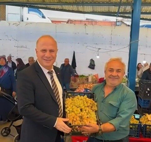 Bilecik Osmaneli Belediye Başkanı Bekir Torun, kapalı pazaryerinde esnaf ve