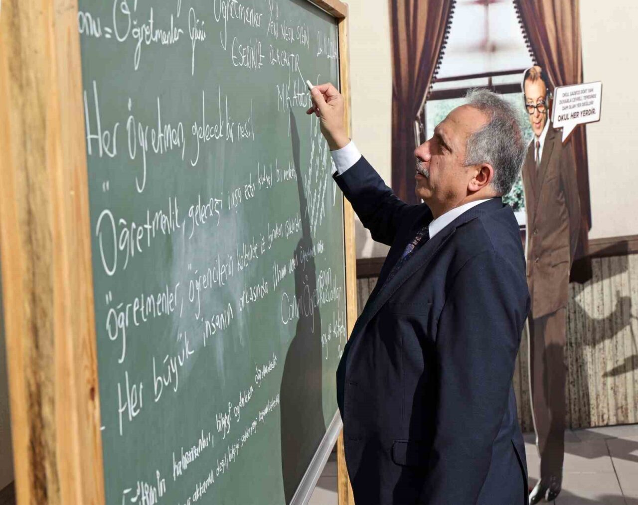 Talas Belediye Başkanı Mustafa Yalçın, 24 Kasım Öğretmenler Günü dolayısıyla