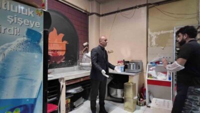 Kocaeli Derince'de Başkan Yardımcısı Taner Elyıldırım, tatlı imalathanesinde hijyen eksiklikleri