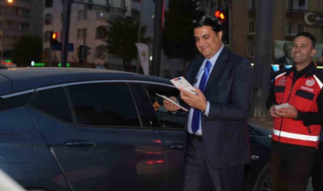 Şehitkamil Belediye Başkanı Umut Yılmaz, işlek caddelerde vatandaşları koruyucu aile