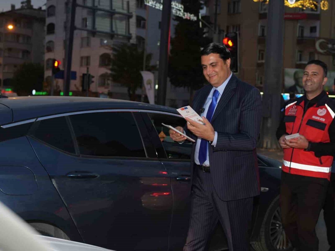 Şehitkamil Belediye Başkanı Umut Yılmaz, işlek caddelerde vatandaşları koruyucu aile