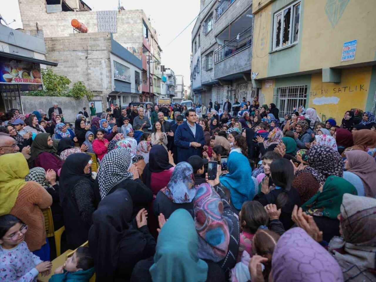 Şehitkamil Belediye Başkanı Umut Yılmaz, Göllüce Mahallesi'ni ziyaretinde büyük bir