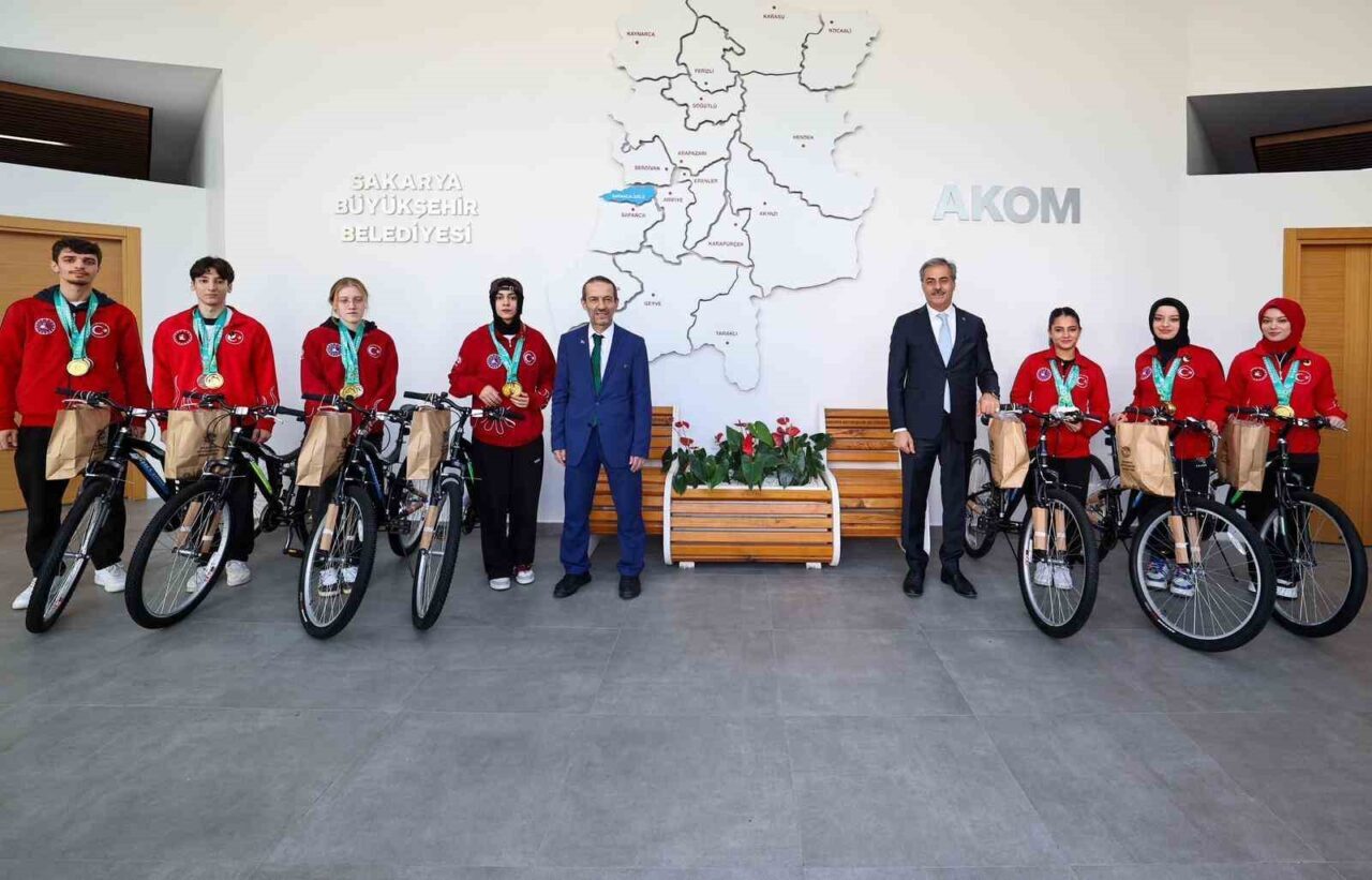 Sakarya Büyükşehir Belediye Başkanı Yusuf Alemdar, Dünya Şampiyonu Wushu Kung