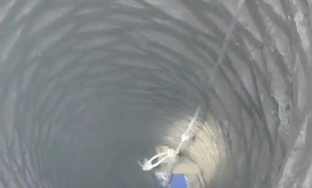 Batman’da 20 Metre Derinliğindeki Kuyuya Düşen Horoz, İtfaiye Ekipleri Tarafından Kurtarıldı Batman'ın Petrol Mahallesi'nde kaybolan bir horoz, 20 metrelik eski su