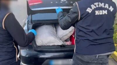 Batman’da gerçekleştirilen kaçakçılık opérationsinde, emniyet güçleri bir otomobilde 1100 paket