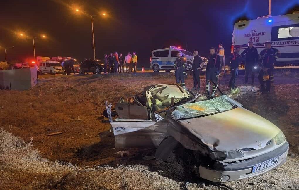 Batman'da Vedat Direk'in kullandığı otomobil, park halindeki tıra çarptı. Kazada