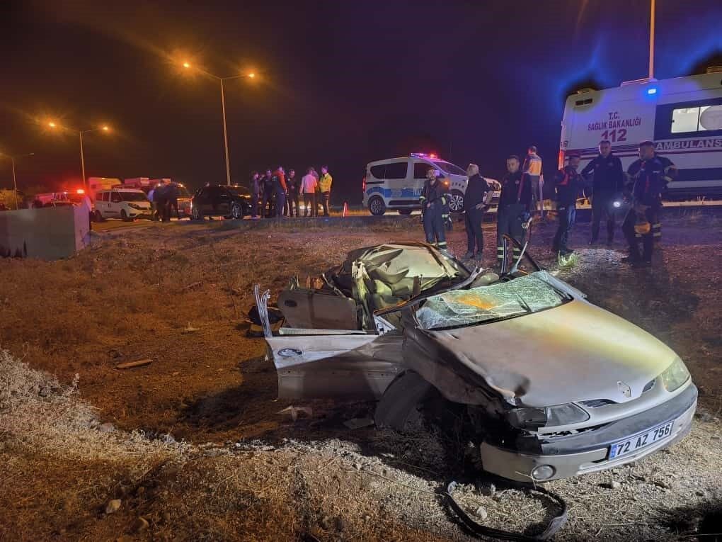 Batman'da Vedat Direk'in kullandığı otomobil, park halindeki tıra çarptı. Kazada