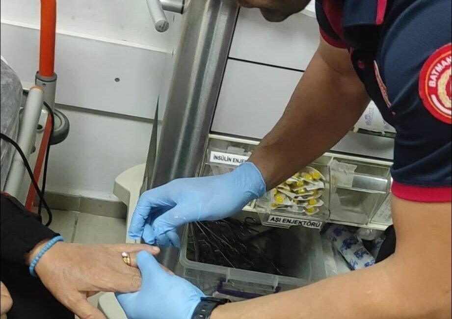Batman’da sıkışan yüzük, itfaiye ve sağlık ekiplerinin iş birliğiyle başarılı bir şekilde çıkarıldı. Batman'da 52 yaşındaki Aslıhan Orak, parmağına sıkışan yüzüğünü hastane olanaklarıyla
