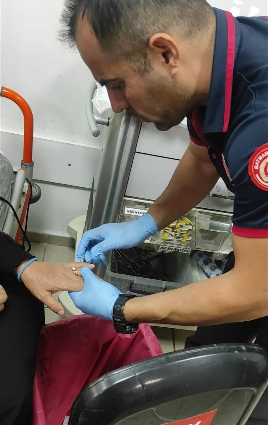 Batman'da 52 yaşındaki Aslıhan Orak, parmağına sıkışan yüzüğü için hastaneye