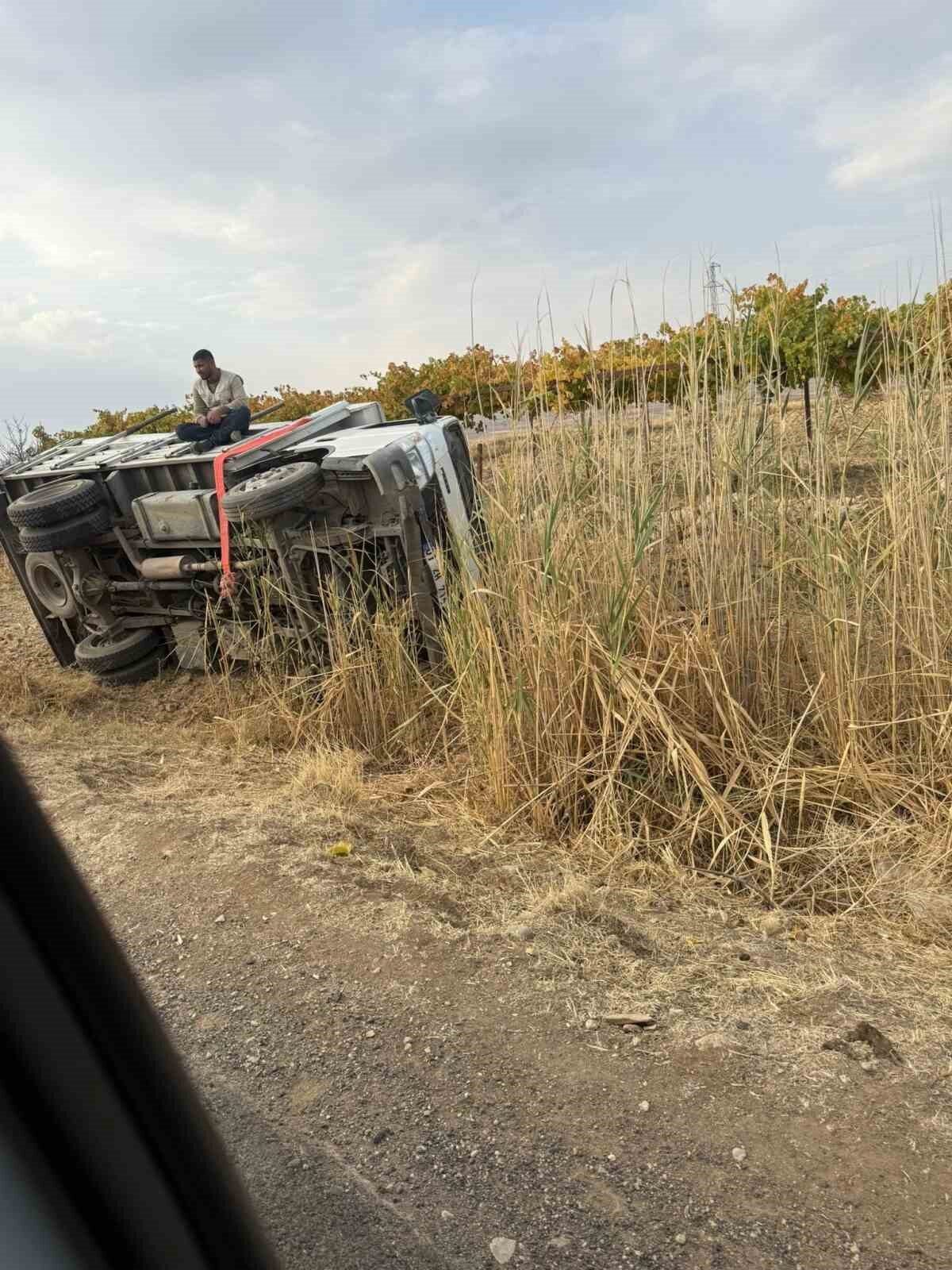 Gercüş ilçesinde Kayarak Devrilen Kamyonetteki 5 Kişi Sağ Salim Kurtuldu