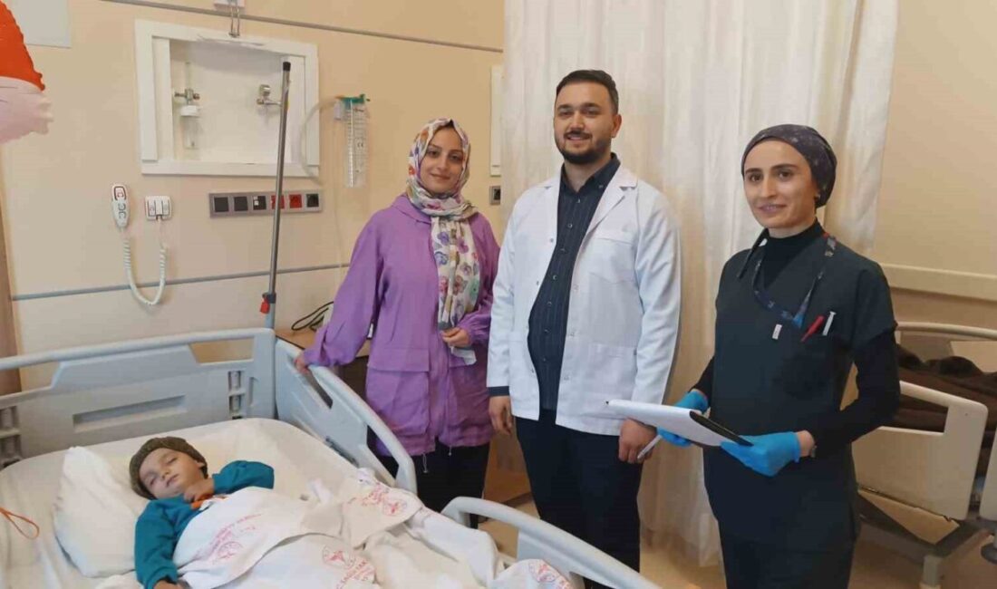 Küçük Yiğit Görken, Nefes Borusuna Kaçan Kek Parçalarıyla Mücadelede Başarıyla Kurtarıldı Batman Eğitim ve Araştırma Hastanesi'nde Çocuk Cerrahisi Uzmanı Dr. Selim