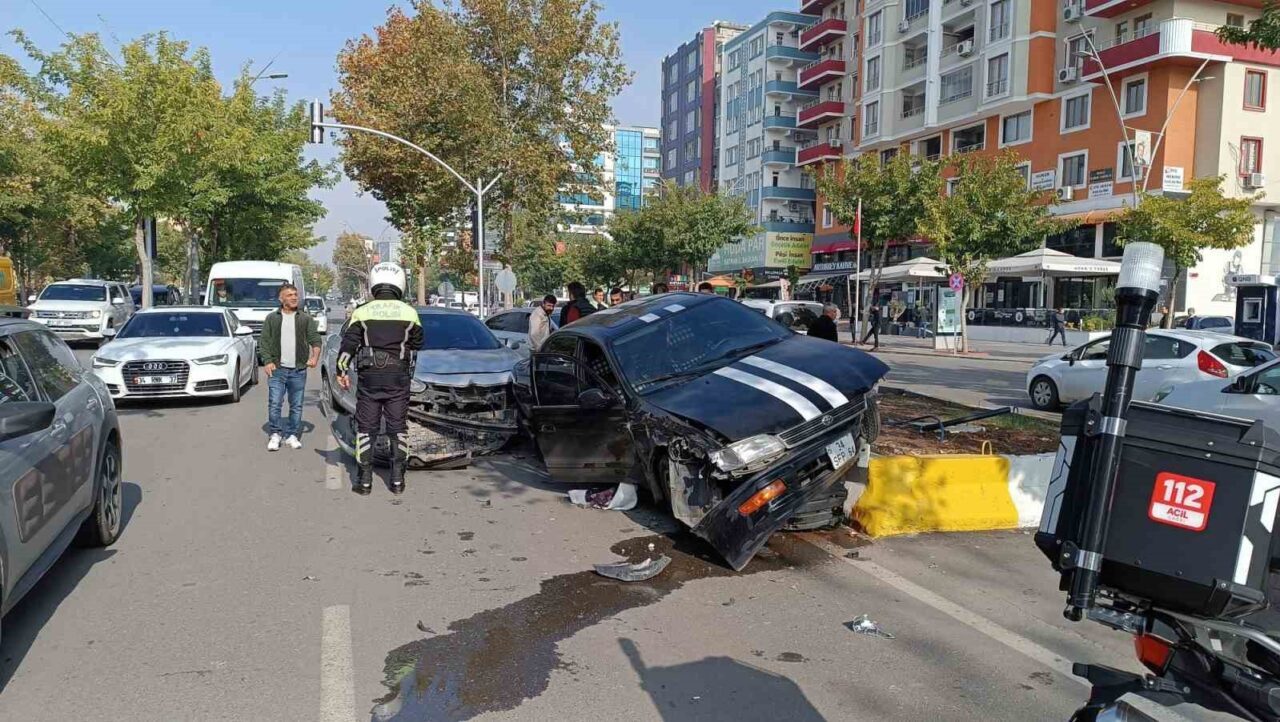Batman'da Yusuf A. yönetimindeki otomobil, direksiyon hakimiyetinin kaybolması sonucu refüje