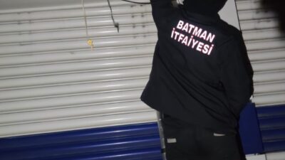 Batman'da Pazaryeri Mahallesi'ndeki bir kuaförde, elektrikli kapı sisteminin arızası nedeniyle