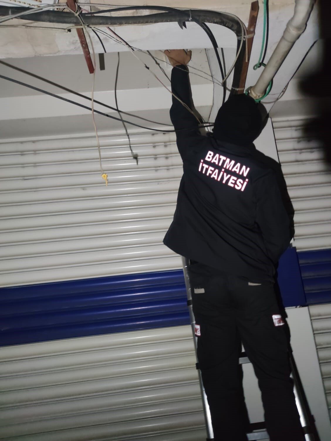 Batman'da Pazaryeri Mahallesi'ndeki bir kuaförde, elektrikli kapı sisteminin arızası nedeniyle