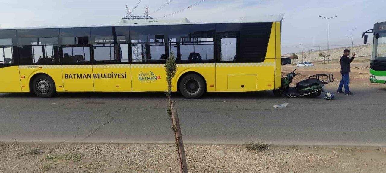 Batman'da bir belediye halk otobüsüne motosiklet çarpması sonucu 19 yaşındaki