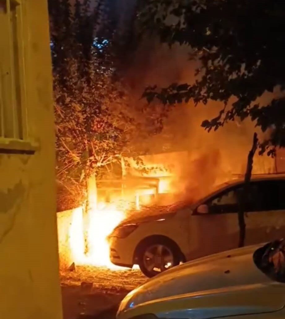 Batman’ın Afet Konutları bölgesinde park halindeki bir otomobil, akşam saatlerinde