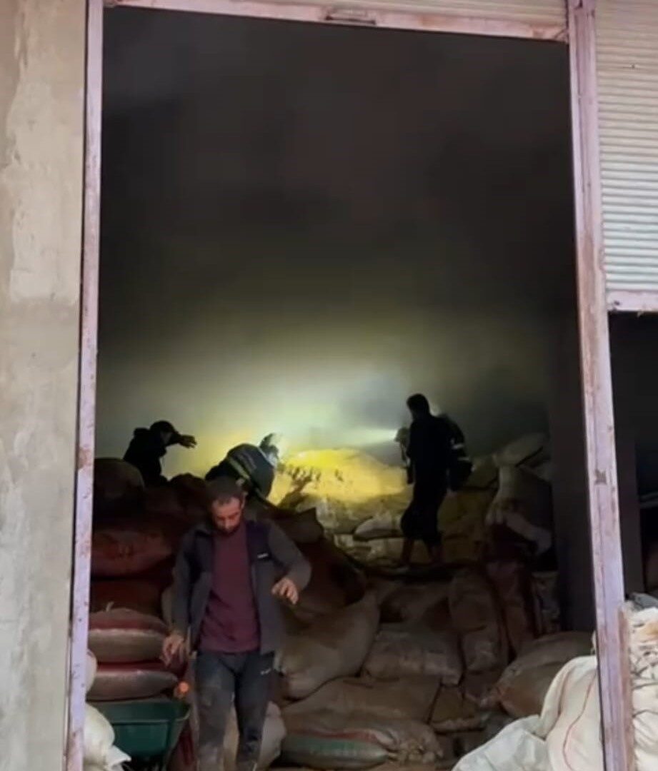 Batman'ın Cudi Mahallesi'ndeki bir saman ve arpa deposunda sabah saatlerinde