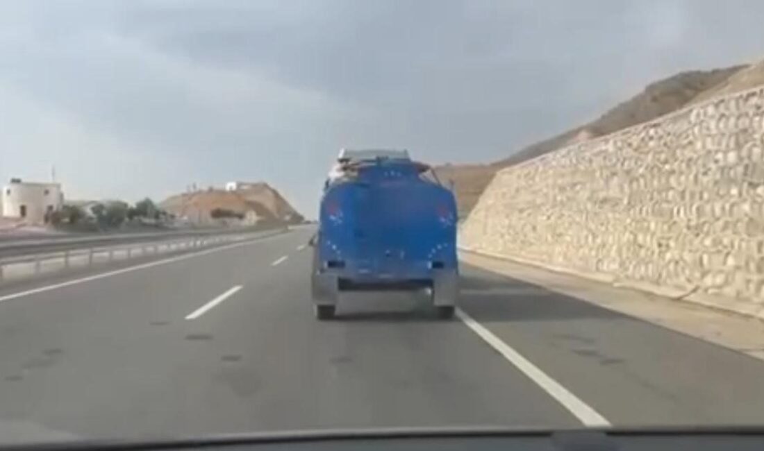 Batman’da Sulama Tankerinde 44 Bin 900 Paket Kaçak Sigara Ele Geçirildi Batman'da yapılan bir operasyonda, Hasankeyf karayolu üzerindeki bir su tankında