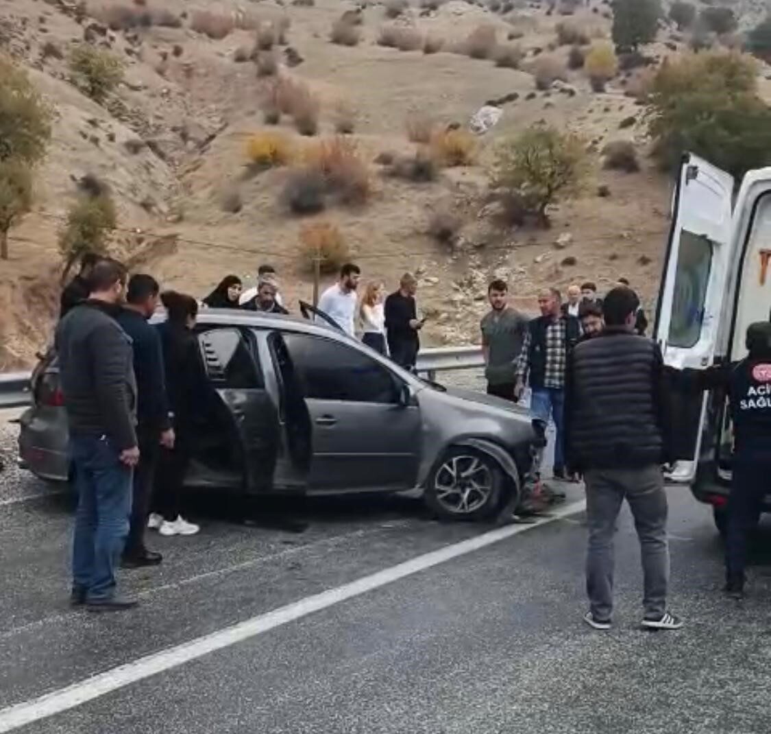 Batman-Sason karayolunda Sedat Sevinç yönetimindeki otomobil bariyerlere çarptı. Ekiplerin müdahalesiyle