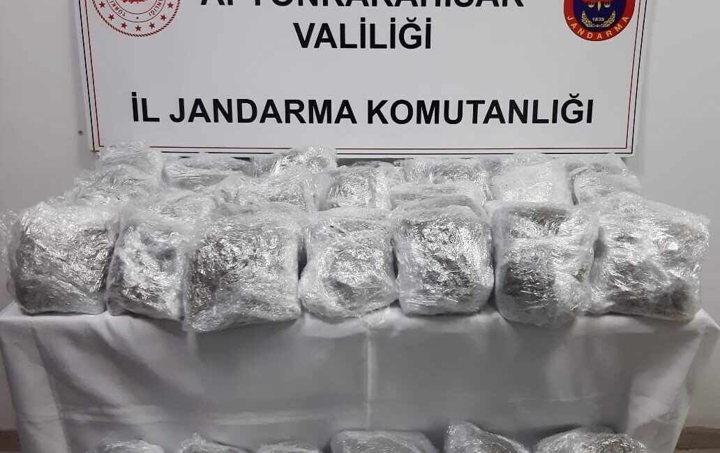 Afyonkarahisar’da Jandarma, Durdurulan Araçta 17 Kilogram Uyuşturucu Madde Buldu Afyonkarahisar'da jandarma, bir ihbar üzerine durdurduğu araçta 17 kilogram skunk