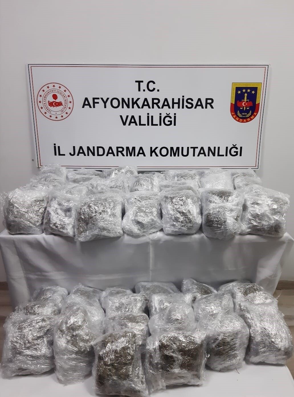 Afyonkarahisar’da Jandarma, Durdurulan Araçta 17 Kilogram Uyuşturucu Madde Buldu