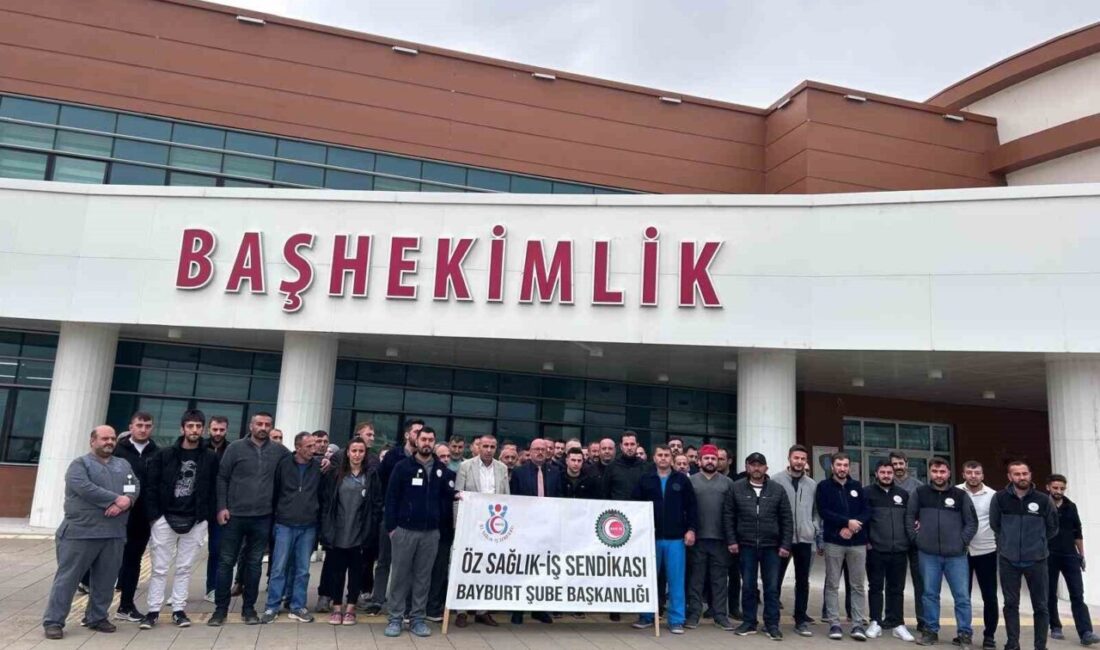 Bayburt Devlet Hastanesi’nde sağlık çalışanına mesai arkadaşı tarafından fiziksel saldırı düzenlendiği iddiası üzerine sendikadan kınama açıklaması yapıldı. Bayburt Devlet Hastanesi'nde, temizlik çalışanı Ramazan Sayan, ecza deposundaki meslektaşı