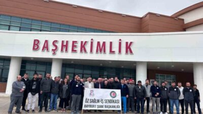 Bayburt Devlet Hastanesi'nde, temizlik çalışanı Ramazan Sayan, ecza deposundaki meslektaşı
