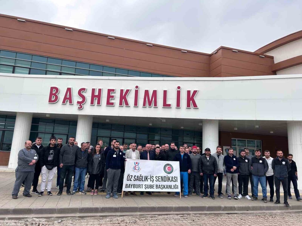 Bayburt Devlet Hastanesi'nde, temizlik çalışanı Ramazan Sayan, ecza deposundaki meslektaşı