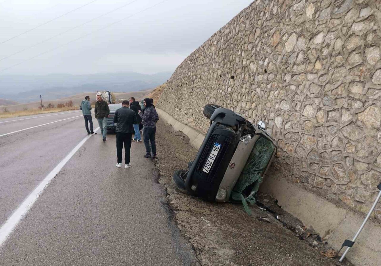 Bayburt-Erzurum Karayolu’nda meydana gelen trafik kazasında 3 kişi yaralandı