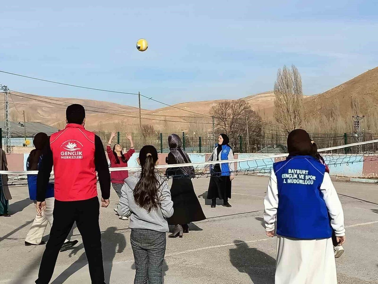 Bayburt Gençlik Merkezi liderleri, Öğretmenler Günü'nde Kırkpınar İmam Hatip Ortaokulu'nu