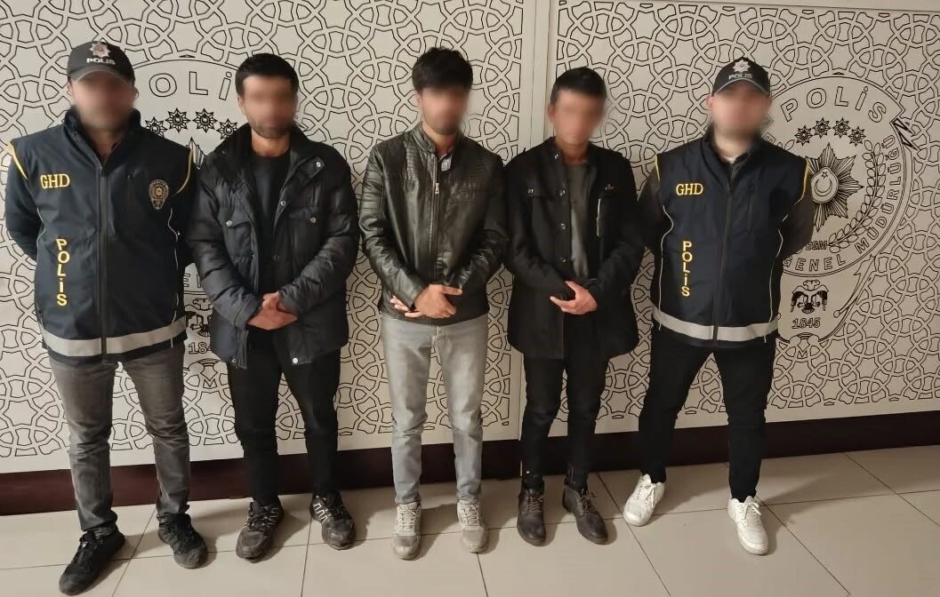 Bayburt’ta Göçmen Kaçakçılığı Operasyonu: 2 Şüpheli Yakalandı, 3 Düzensiz Göçmen Sınır Dışı Edildi