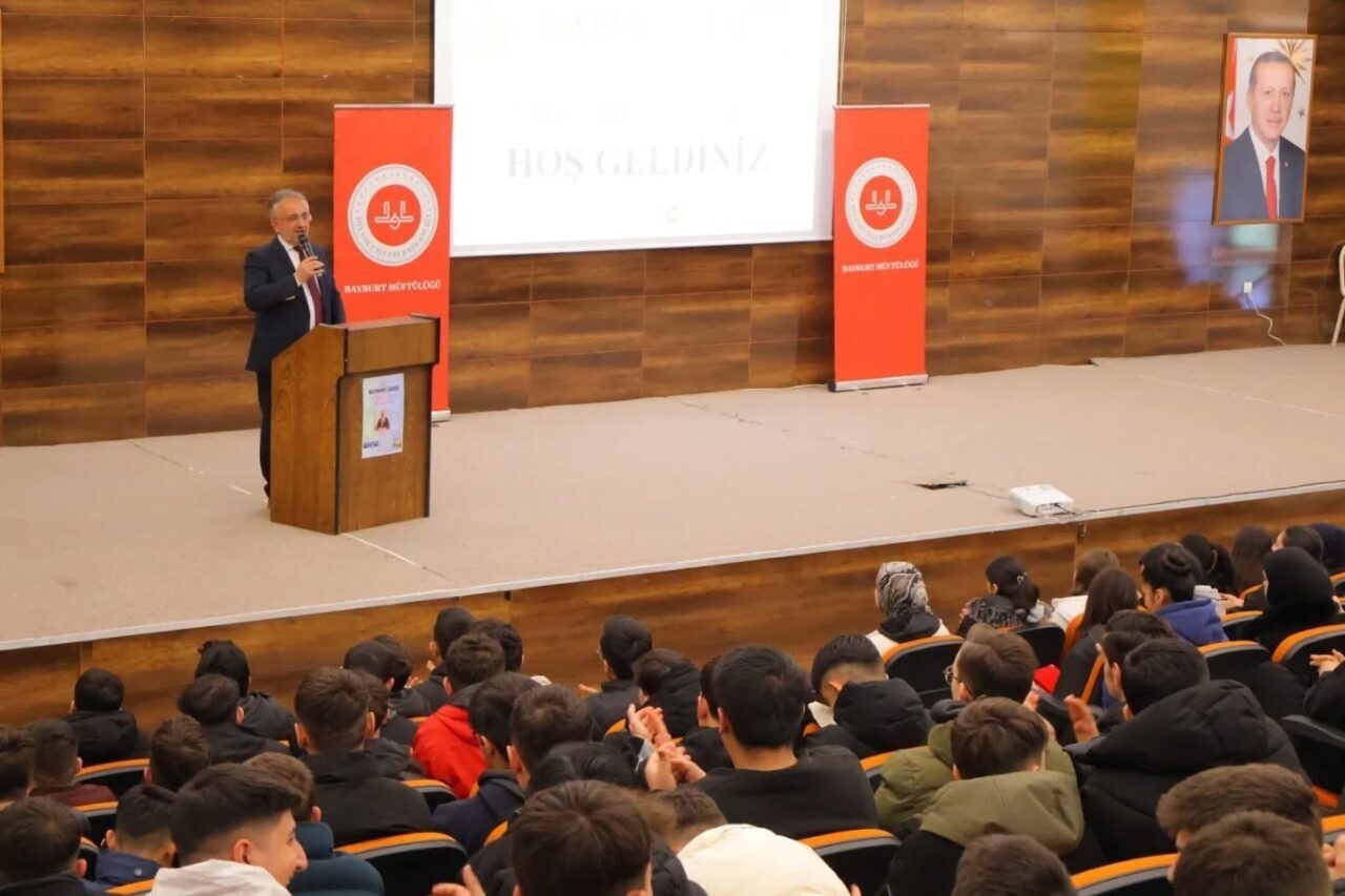 Bayburt’ta Gençlik ve Sorumluluk Bilinci Konferansı Düzenlendi