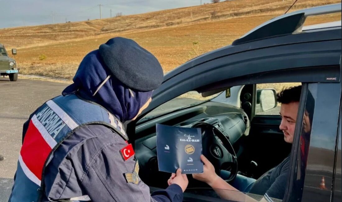 Bayburt’ta Kadına Yönelik Şiddetle Mücadele Günü’nde Sürücülere Bilgilendirme Etkinliği Düzenlendi Bayburt İl Jandarma Komutanlığı, İl Emniyet Müdürlüğü ve Aile Sosyal